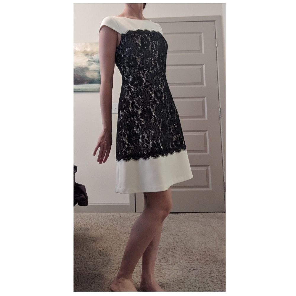 Classic white & black lace dress with cap sleeves - Picture 2 of 6